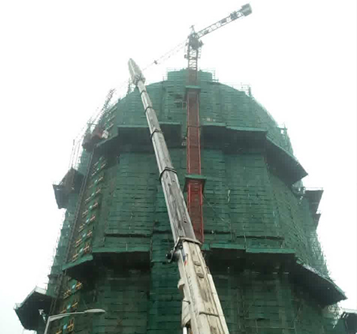 平川吊车在工地上作业